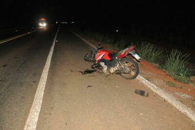 Imagem da notícia Casal de Chapadão do Sul fica ferido após pneu de moto estourar e provocar acidente na MS-306